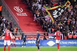 -客场征战重压不减，球队战术稳健