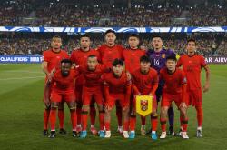 -足球盛会：场上球员奋力拼搏的简单介绍