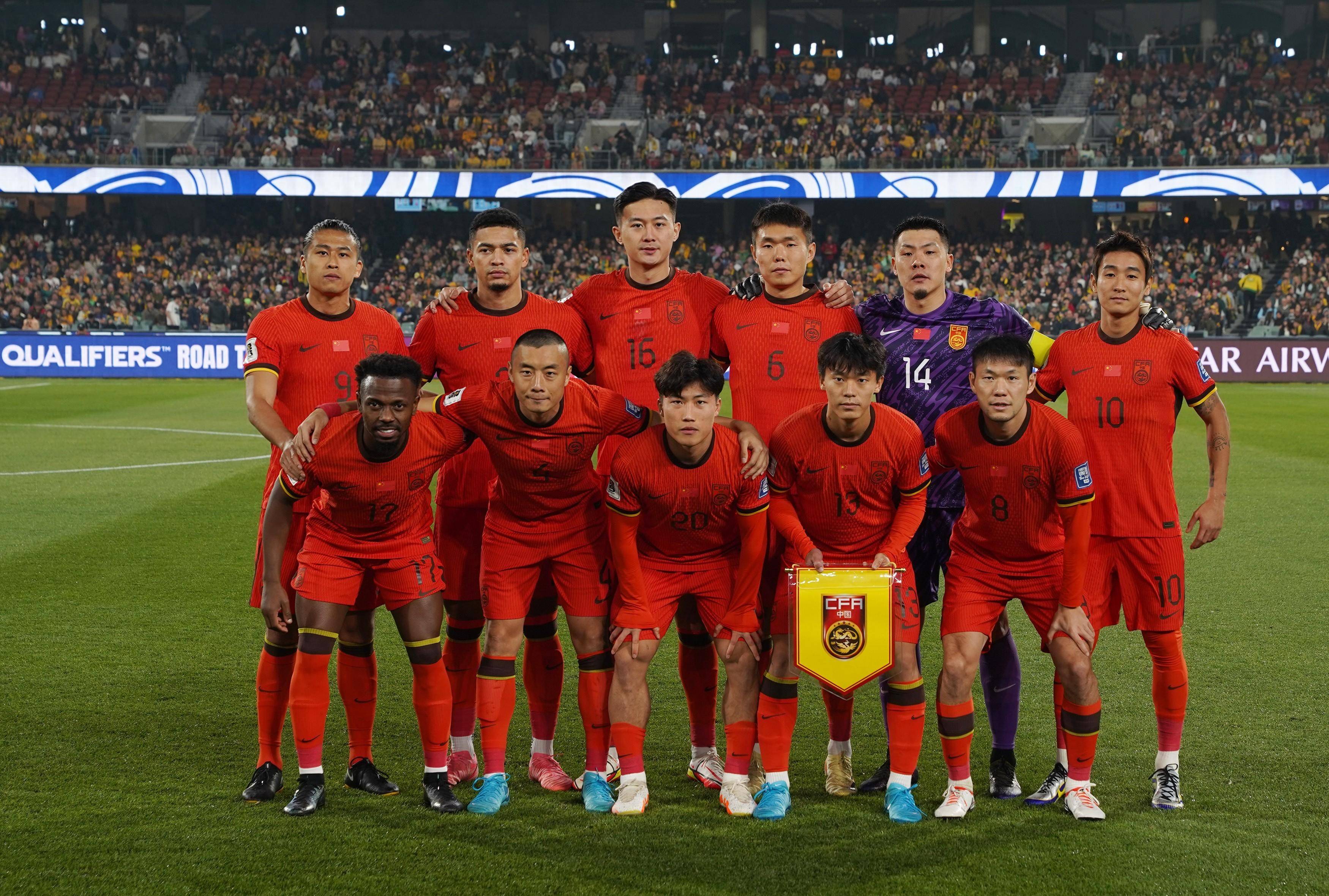 足球盛会：场上球员奋力拼搏的简单介绍