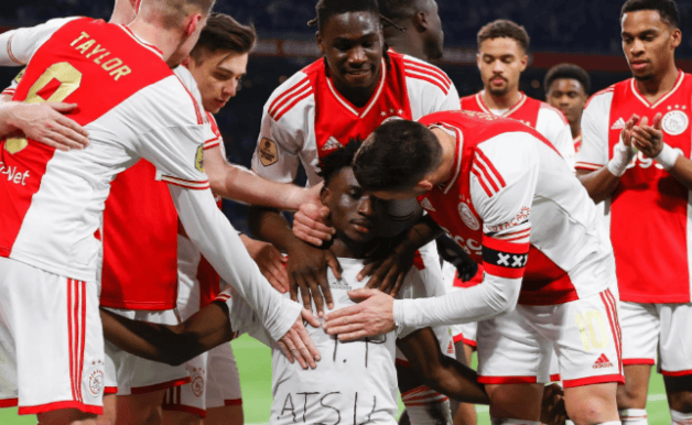 阿贾克斯在比赛中赢了，晋级强