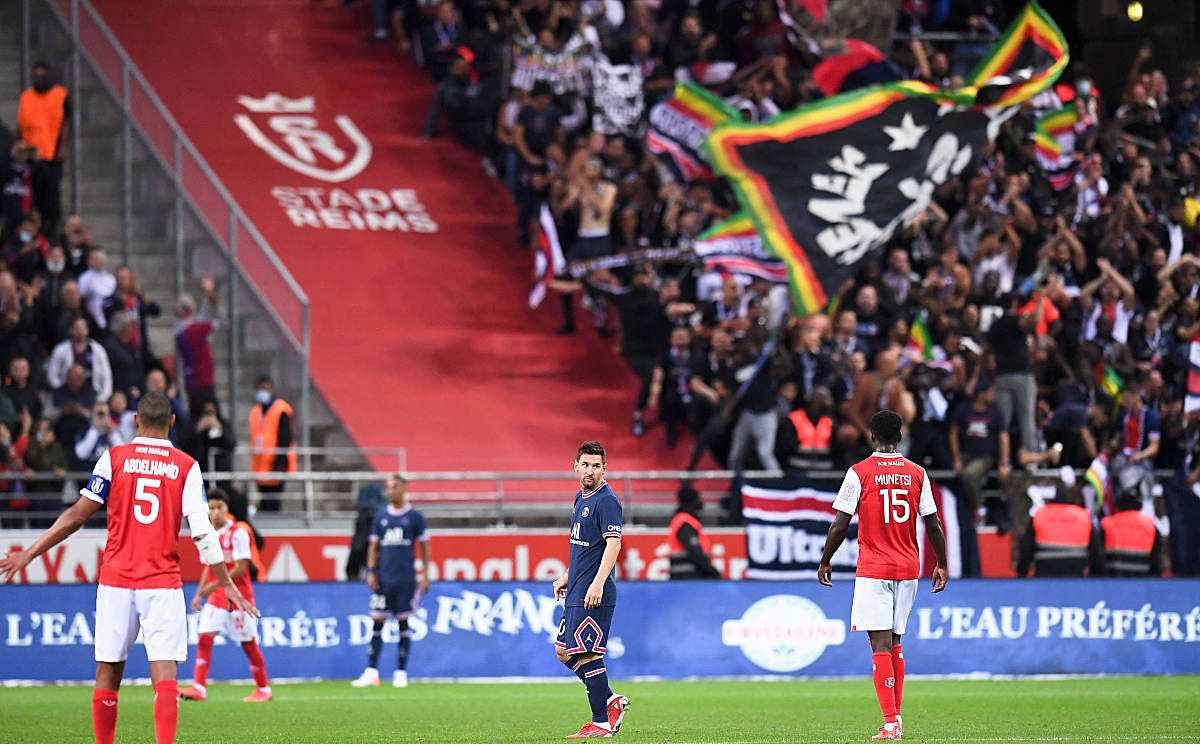 客场征战重压不减，球队战术稳健