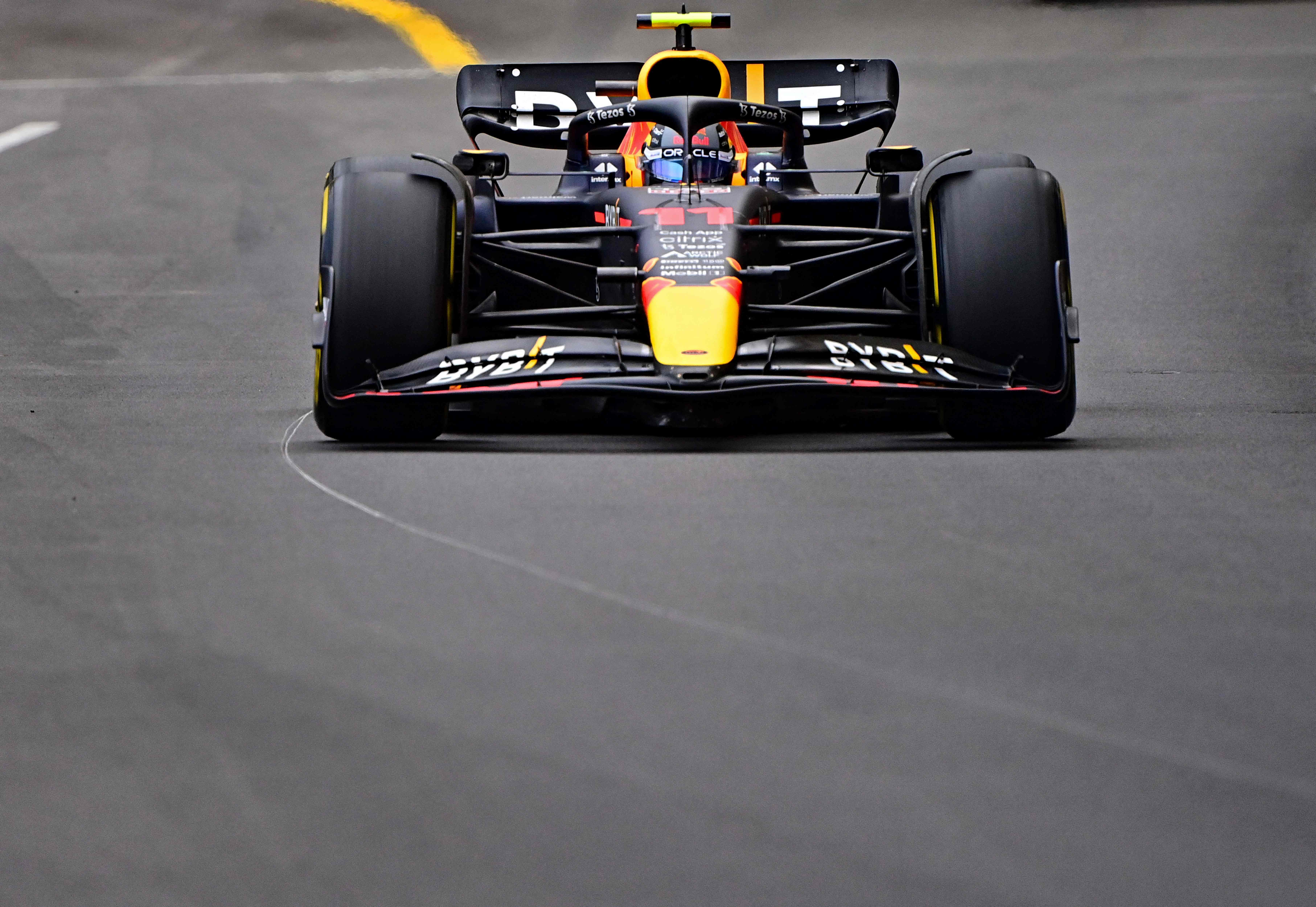 包含梅赛德斯轻取雷诺车队，佩雷兹惊艳四座的词条