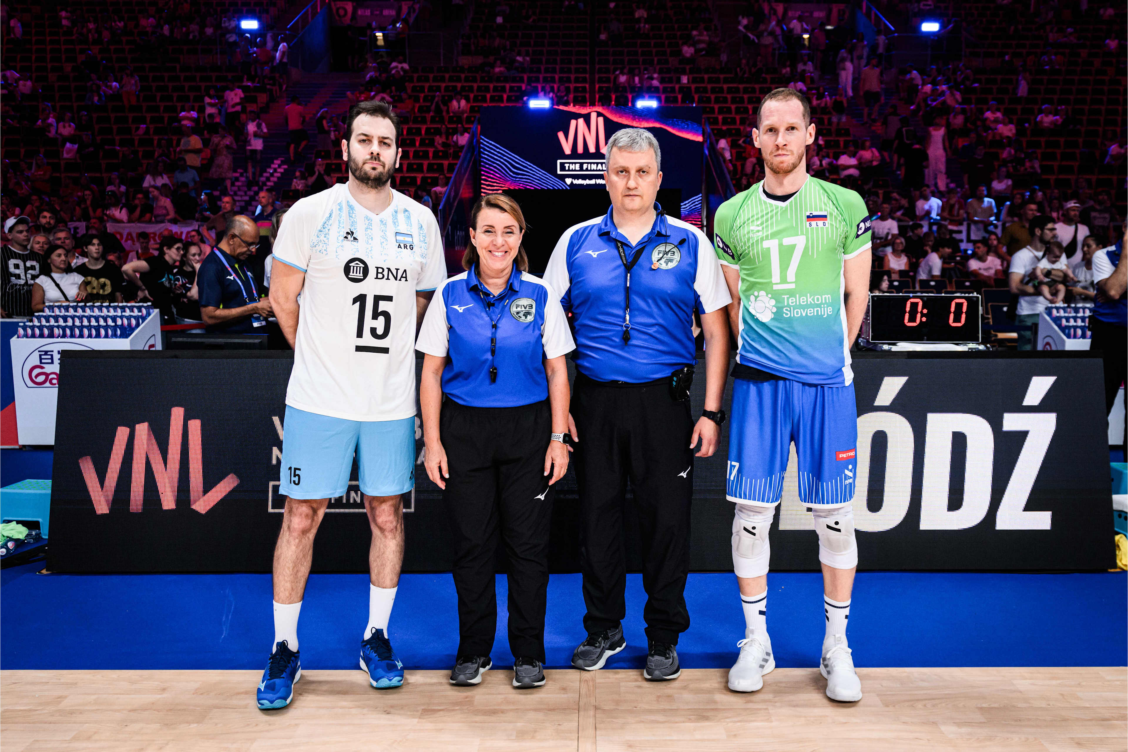 博洛尼亚球员集体热身,积极备战接下来比赛 博洛尼亚球员集体热身,积极备战接下来比赛