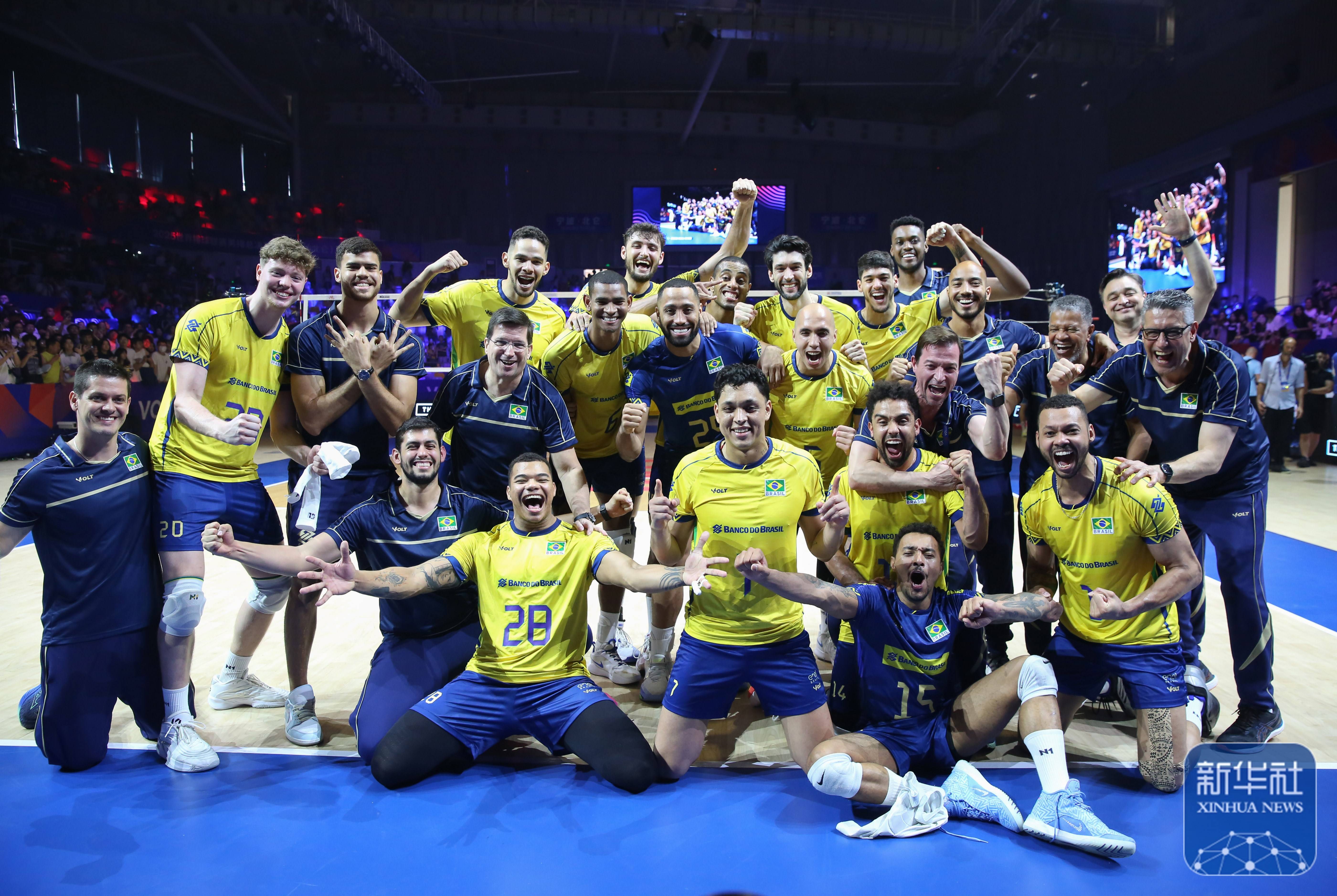 博洛尼亚球员集体热身,积极备战接下来比赛 博洛尼亚球员集体热身,积极备战接下来比赛