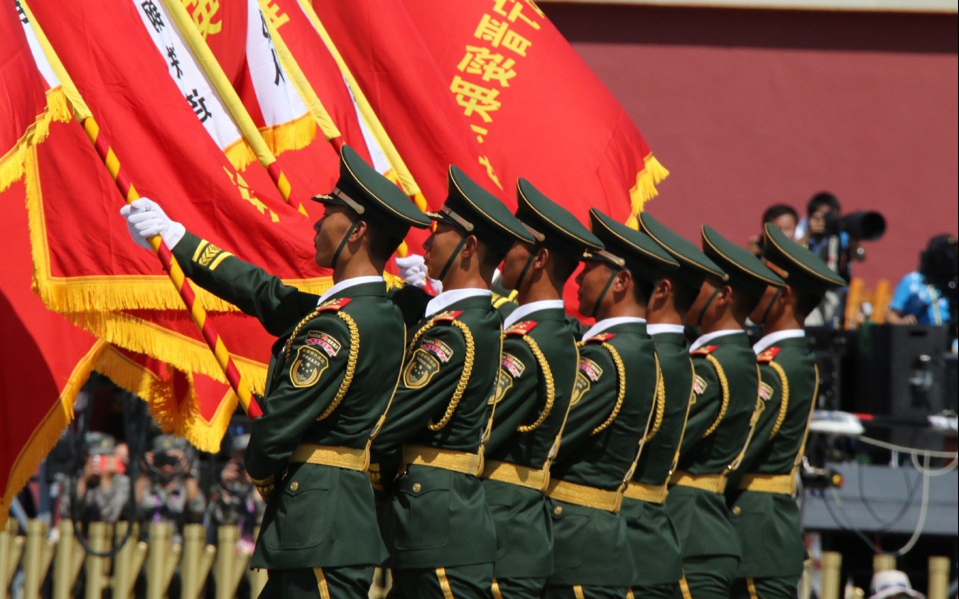 绿茵双雄会,当东欧铁骑碾过沙漠之鹰,加维用一脚传球点亮2026的夜空